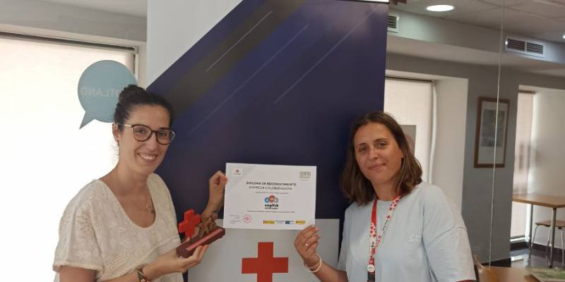 Reconocimiento de Cruz Roja a English World Center